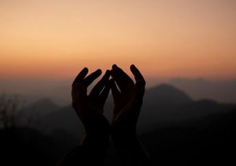 5 Shio Paling Rajin Mendoakan Pasangannya, Kasih Sayang Mereka Melebihi Dunia dan Seisinya