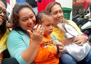 Gemetaran Cium Tangan Paus Fransiskus Sebanyak 4 Kali, Warga Jakarta Ini Tak Kuasa Tahan Haru: Paus Pegang Kepala Anakku