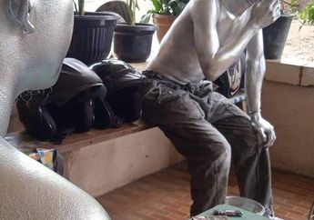 Pilu, Manusia Silver Mendadak Serahkan Diri ke Satpol PP Gegara Kangen Istri yang Sudah Tertangkap Duluan