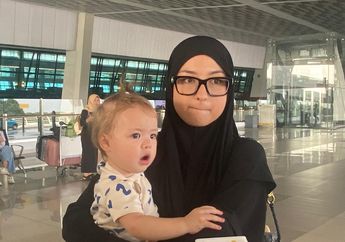 Ibu Siaga, Jennifer Coppen Rela Bawa Ini untuk Umrah Bersama Kamari ke Tanah Suci