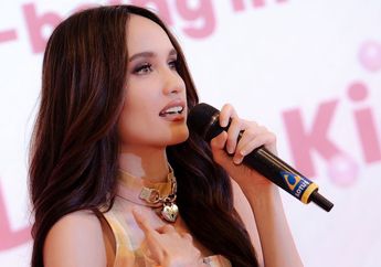 Cinta Laura Bergaya Modis dengan Celana Panjang Transparan, Tampilannya Banjir Pujian Netizen!