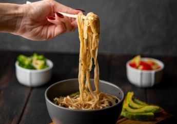 5 Shio Paling Hobi Makan Mi, Suka Makanan Enak dan Masaknya Gak Pakai Lama