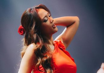 Gaya Manggung Selalu Spektakuler, Marion Jola Kenakan Dress Mini Merah Menyala di Panggung Pestapora