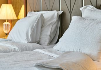 4 Alasan Sprei Hotel Selalu Warna Putih, Ada Apa Sebenarnya?