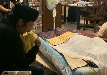 Pilu! Ikang Fawzi Duduk Termenung di Depan Jenazah Marissa Haque