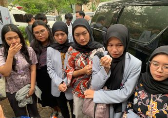 Bercucuran Air Mata, Mahasiswa Didikan Marissa Haque Ungkap Isyarat Kepergian Sang Dosen: Kalo Ibu Meninggal...