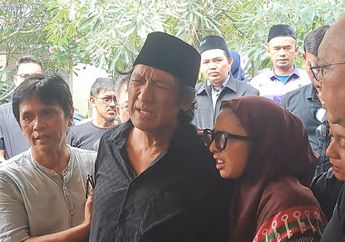 Ikang Fawzi Terhuyung Jelang Pemakaman Marissa Haque, Tak Kuat Tahan Kesedihan Lepas Jenazah Istri