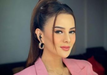 Astrid Tiar Tampil Memukau dengan Dress Lace Hitam Transparan di Gala Premiere Film Kuasa Hitam