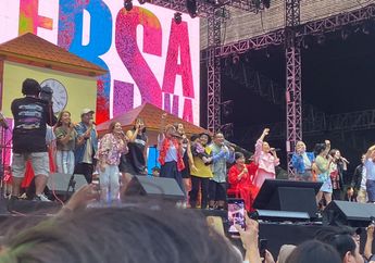 Pakai Kursi Roda, Titiek Puspa Ramaikan Panggung Lagu Anak dari Masa ke Masa di Synchronize Fest 2024