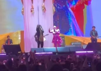 Hibur Penonton Synchronize Fest 2024, Elvy Sukaesih &lsquo;Cubit-cubitan&rsquo; dengan Candil Ex Seurieus