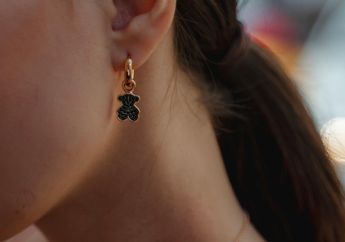 6 Arti Mimpi Anting Hilang Sebelah, Tanda Hubungan Berakhir Hingga Muncul Awal Baru