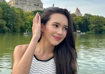 Foto Bareng Ibu-ibu Pejabat, Beby Tsabina Tampil Berkain Sambil Bawa Tas Anyaman Harga Puluhan Juta