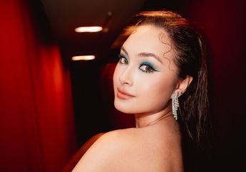 Potret Caitlin Halderman Kenakan Dress Kemben Kuning Ngejreng di Gala Premiere My Annoying Brother