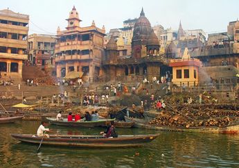 Manikarnika Ghat, Tempat Kremasi Suci Umat Hindu di Tepi Sungai Gangga