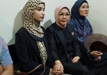 Potret Cut Intan Nabila di Sidang KDRT Armor Toreador, Tatapan Kosong dan Terus Genggam Tangan Pengacara