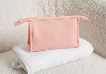 6 Tips Mudah Membersihkan Pouch Kosmetik, Dijamin Wadah Make upmu Bakalan Kembali Kinclong!