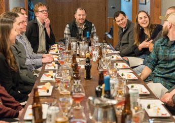 4 Arti Mimpi Makan Malam, Keinginan Kebersamaan sampai Simbol Emosional