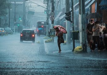 3 Arti Mimpi Menangis saat Hujan, Menandakan Emosional hingga Hal Tak Terduga Ini di Hidupmu!