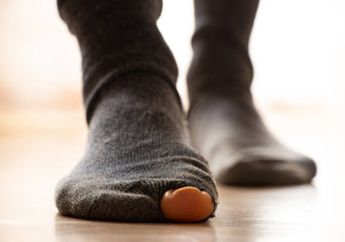 4 Arti Mimpi Kaus Kaki Bolong Jangan Disepelekan, Pertanda Hilang Kepercayaan sampai Ada Masalah Hidup 