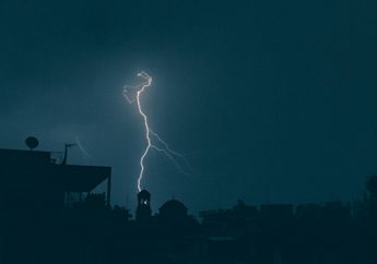 5 Arti Mimpi Melihat Petir saat Hujan, Tak Selalu Menyeramkan, Ternyata Memiliki Makna Ini!