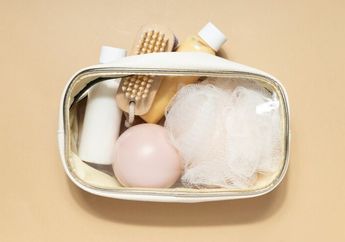 Shampoo atau Sabunmu Tumpah di dalam Pouch? Jangan Khawatir, Coba 7 Tips Ini yuk untuk Membersihkan Sisa Cairan di dalamnya!