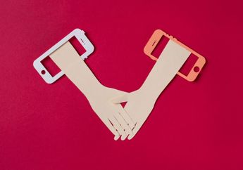 5 Shio Paling Betah Menjalani Hubungan Jarak Jauh, Komunikasi Adalah Kunci