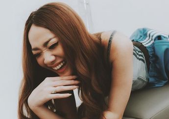 Menjelma Ibu Peri, Bunga Citra Lestari Pamer Gaya Baru Kenakan Mini Dress Mengembang