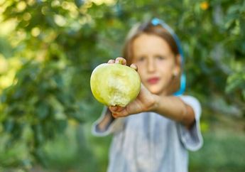 5 Arti Mimpi Makan Apel Hijau Tak Selalu Pertanda Baik, Bisa jadi Peringatan Soal Hal Penting Ini