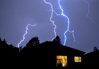5 Arti Mimpi Rumah Disambar Petir, Benarkah Peringatan Bakal Ada Konflik? Ini Penjelasannya