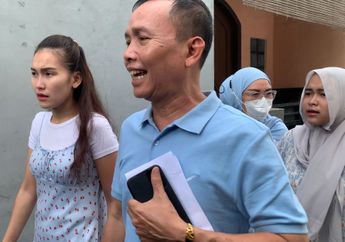 Kompak! Pakai Baju Warna Senada, Ayu Ting Ting Boyong Keluarga Nyoblos ke TPS