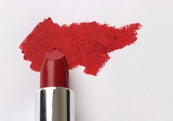 3 Tips Membersihkan Noda Lipstik yang Menempel di Baju, Cukup dengan Bahan Rumahan Ini loh!