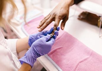 3 Tips Membersihkan Kutek yang Sulit Dihilangkan, Kuku Dijamin Bersih dan Segar Kembali