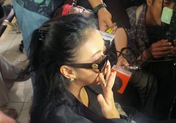 Asri Welas Menangis Hadiri Sidang Cerai di PA Depok, Tampil Kompak Bersama Suami