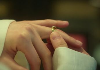 5 Shio Paling Sulit Buang Barang Mantan, Simpan Kenangan yang Susah Dilupakan