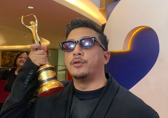 Sal Priadi Bawa Pulang Piala Perdana AMI Awards 2024 Berkat Gala Bunga Matahari