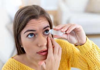 Sering Pakai Softlens? Waspada dengan 5 Bahaya dari Penggunaan Softlens yang Keliru!