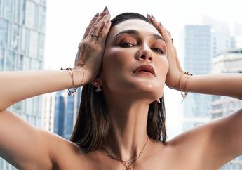 Awet Muda Banget, Potret Luna Maya Kenakan Mini Dress Biru Muda Dilengkapi Perhiasan Mewah