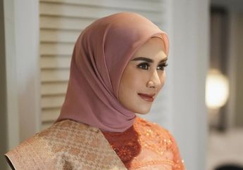 Potret Santun Ibu Bupati Syahnaz Sadiqah, Tampil Elegan Berhijab dengan Kebaya Desainer