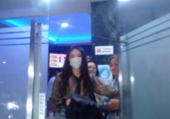 Natasha Wilona Datangi Polda Metro Jaya, Tutupi Wajah dengan Payung Hitam