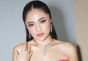 Elegan Tanpa Batas, Marshanda Tampil Menawan Kenakan Off Shoulder Dress Warna Pink Menyala