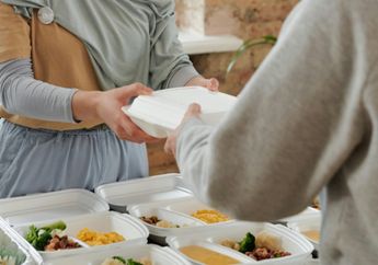 4 Arti Mimpi Diberi Makan oleh Orang yang Sudah Meninggal, Kalau Diterima Bakal Sial?