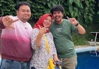 Tangis Ibunda Fico Fachriza Pecah Lihat Kelakuan Anaknya, Imbas Sang Putra Tipu Banyak Artis