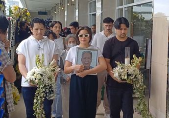 Tangis Jessica Iskandar Antar Jenazah Ayahnya Dikremasi, Peluk Foto Hardi Iskandar