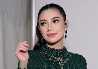 Jadi MC Bareng Ben Kasyafani,  Celine Evangelista Tampil Santun Pakai Baju Brokat Hijau Tua