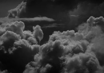 4 Arti Mimpi Awan Hitam Berhati-hatilah, Ada Perubahan Buruk sampai Emosi Negatif