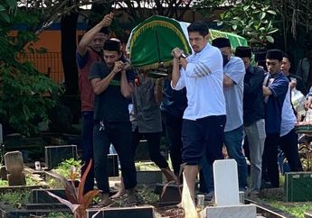 Bakti Terakhir Ibnu Jamil, Antar Jenazah Ibunda hingga ke Liang Lahat