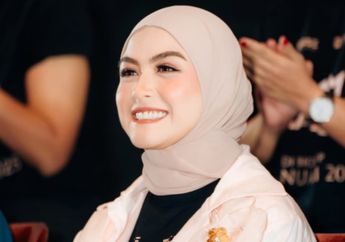 Potret Santun Revalina S. Temat di Gala Premiere Film 1 Imam 2 Makmum, Serba Pink dengan Hijab