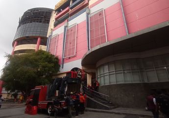 Petir dan Geledek Tiba-tiba Menggelegar di Tengah Proses Evakuasi Korban Kebakaran Glodok Plaza