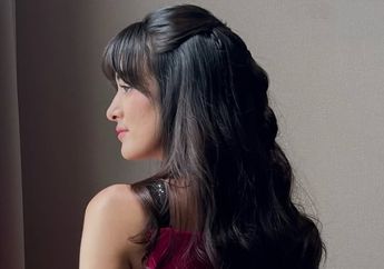 Potret Anggun Mawar Eva Berbalut Dress Panjang Fuschia Rancangan Desainer