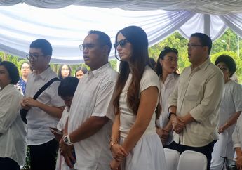 Nia Ramadhani dan Ardi Bakrie Nyanyikan Lagu Rohani di Pemakaman Sang Nenek